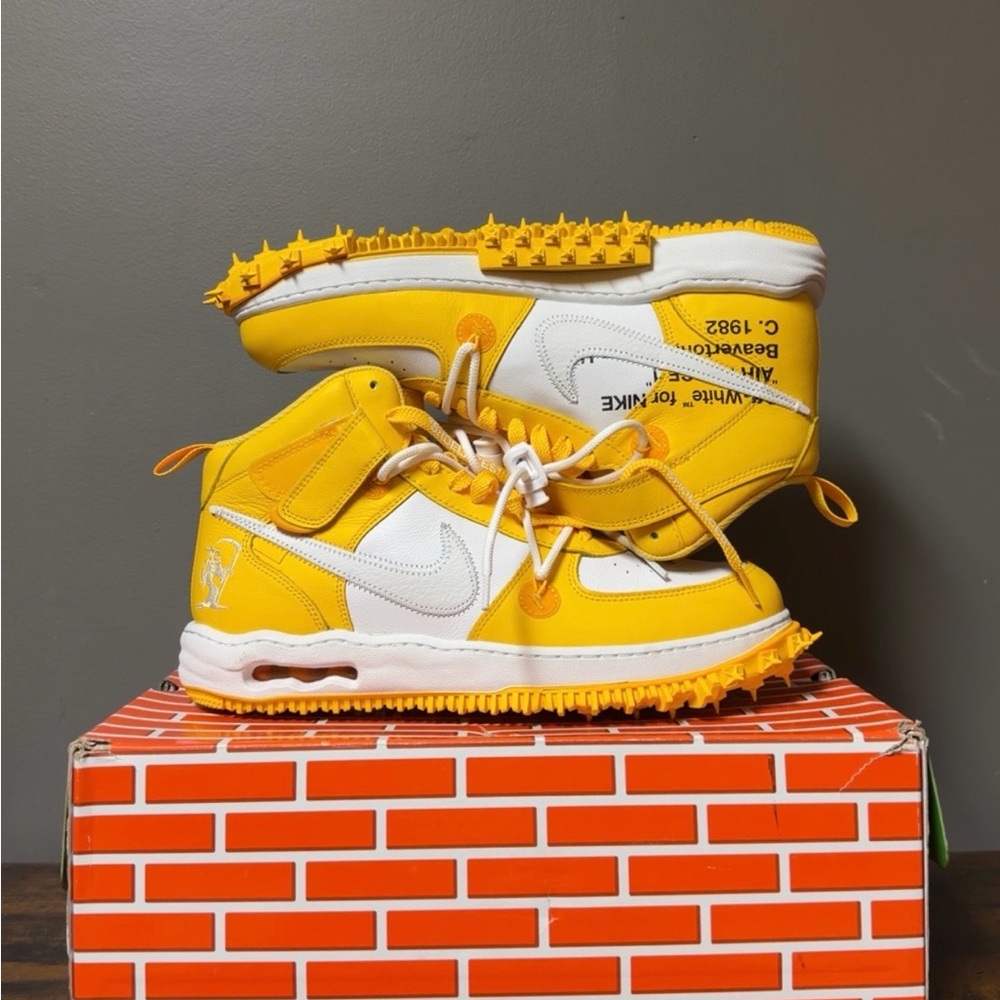 Nike Jordan 1’s Off Whites.